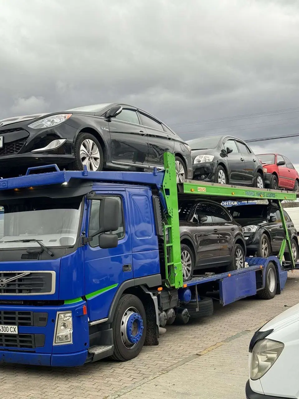 Автовоз WAI с автомобилями на международном маршруте