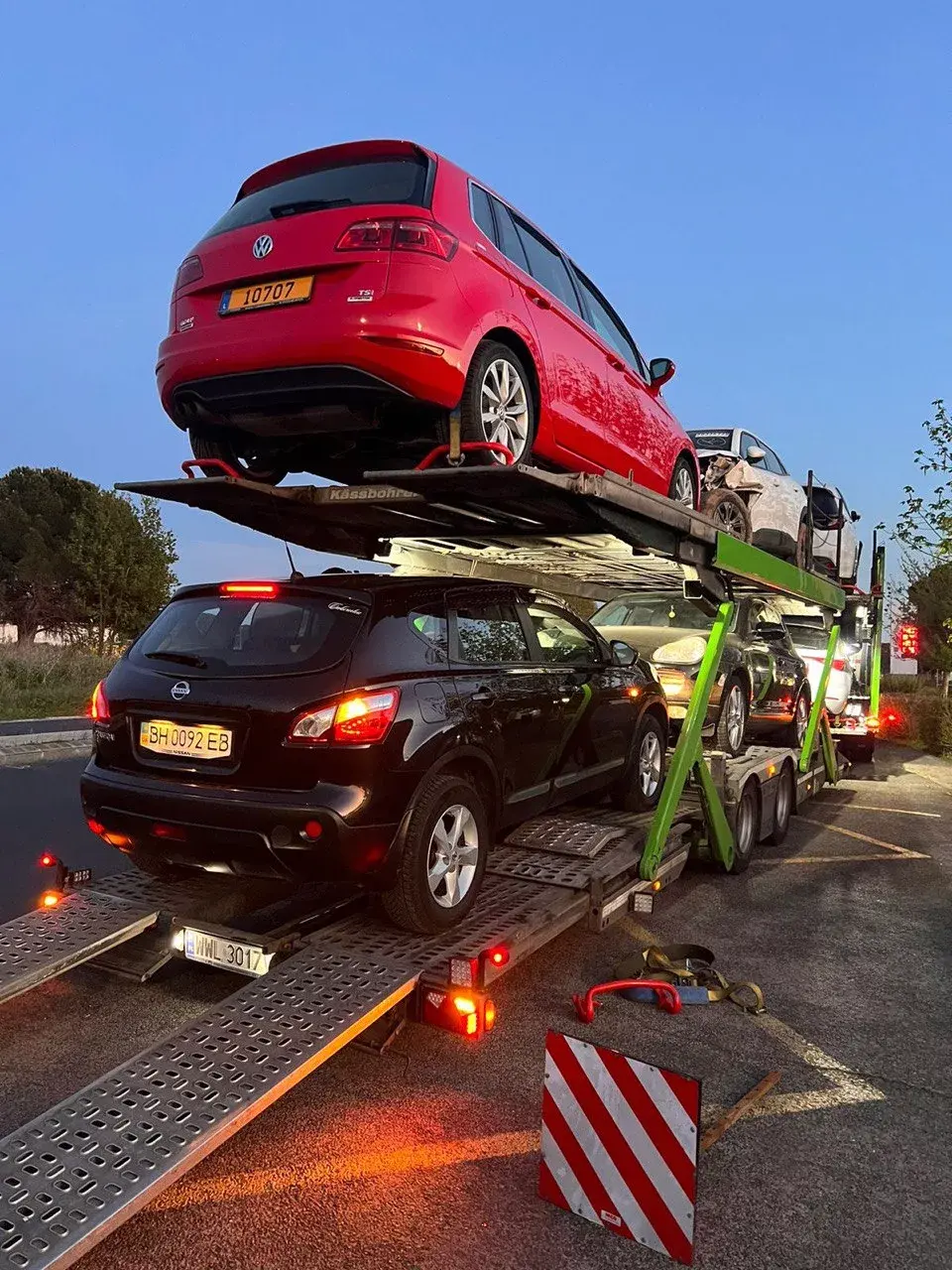 Autotransporter WAI przewożący uszkodzone samochody